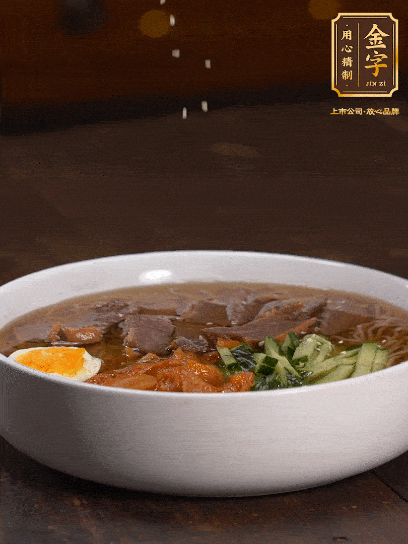 放入冰涼的冷面湯碼上黃瓜絲、泡菜、牛肉、雞蛋，撒點白芝麻