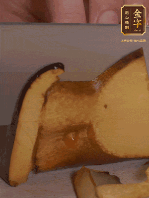 2個(gè)牛肝菌切丁，1個(gè)牛肝菌切片；金字香腸1根切丁，1根切片