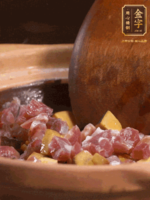 熱油下蒜片，倒入香腸丁、牛肝菌丁翻炒出香味