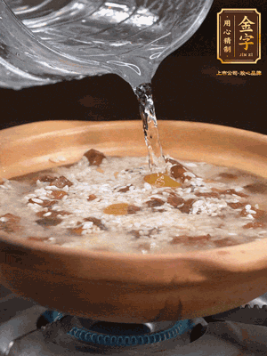 再倒入泡了30分鐘的大米翻拌均勻，加水稍微沒過（米水比例1:1），中火燜煮，到冒大泡，大致5分鐘