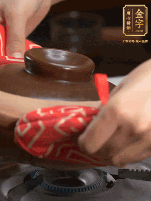 中火調(diào)成小火，鋪上香腸蓋蓋燜5分鐘。不斷轉(zhuǎn)動(dòng)瓦煲，讓側(cè)壁的飯形成飯焦