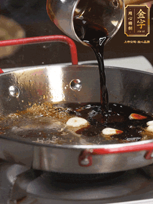 煲飯期間，用油煎熟牛肝菌。再用底油加醬油、蒜片調(diào)出鮮美醬汁
