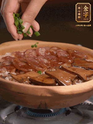 最后鋪上牛肝菌，爭(zhēng)分奪秒地倒上醬汁，撒點(diǎn)小蔥花