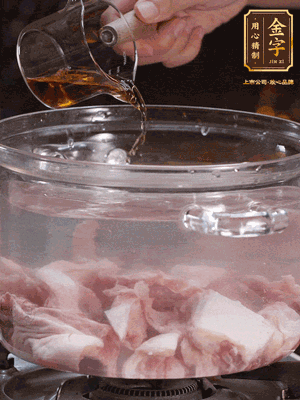 老鴨切塊，鍋里水煮開，鴨肉加姜片、料酒焯水