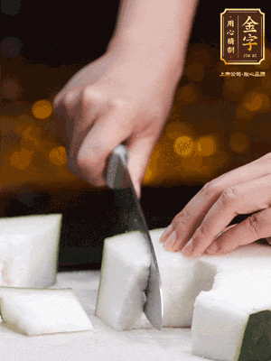 薏米提前浸泡好。冬瓜帶皮洗凈切塊