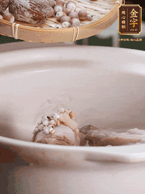 焯好水洗凈的鴨肉、薏米、芡實(shí)、蜜棗+適量水煲1小時(shí)