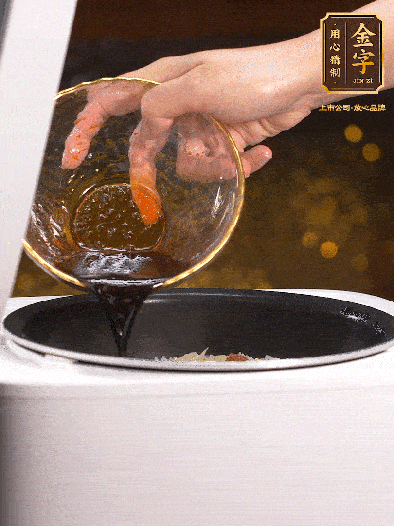 煮好后，淋上醬汁：2勺生抽、1勺老抽、1勺蠔油、半勺白糖、半勺香油、1勺水