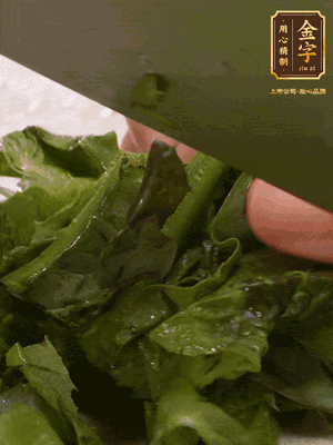 萵筍去皮切丁，萵筍葉切碎