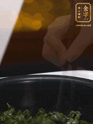 煮飯鍵開(kāi)煮，根據(jù)個(gè)人口味加鹽