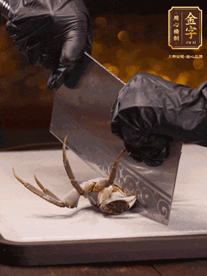 用刷子刷干凈六月黃，一斬二。把蟹蓋、蟹胃拿出來。