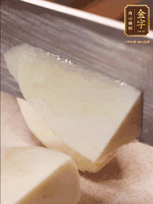 茭白去殼，底部一層老皮刨掉，切成滾刀塊