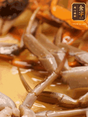 鍋中少油，螃蟹下到鍋中煎一煎