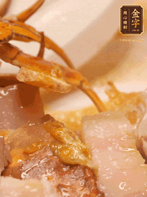 顏色變紅時，放蔥結(jié)、姜片煸香，再放咸肉、茭白、毛豆翻炒