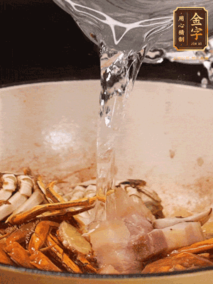 加料酒/花雕酒去腥，加入開水燜10分鐘左右