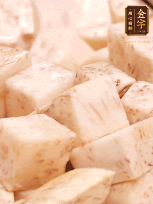 鍋上火下足油，將芋頭炸金黃色至熟