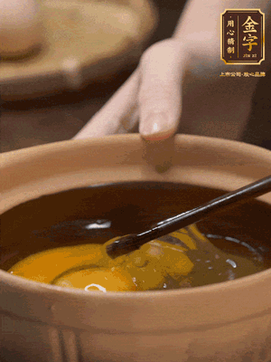 雞蛋打入砂鍋，充分打勻，1.5倍的溫水加一勺鹽，倒入蛋液中，攪拌均勻后用勺子舀去表面浮沫