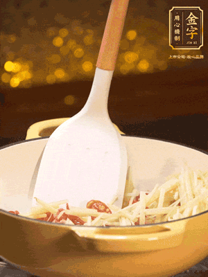 再放嫩姜絲，翻炒出姜絲的辣味