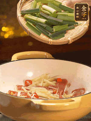 接著放蒜葉，來一點鹽，一點醬油調(diào)味翻勻