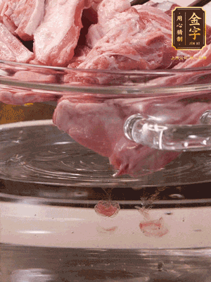 羊排清水洗凈，冷水浸泡30分鐘-2個小時，去除血沫。冷水下鍋，小火加熱析出血水后洗凈備用