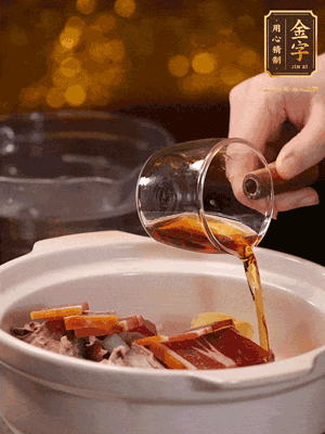 羊排、火腿、姜片一起入砂鍋，大火煮到沸騰