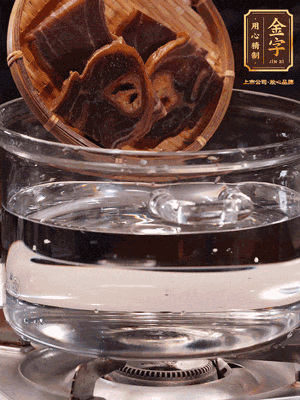 火腿蹄片，冷水下鍋，加蔥姜、料酒焯水