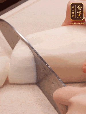 蘿卜削皮，切成滾刀塊