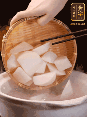 大火煮開后，轉(zhuǎn)中小火燉40分鐘，挑出蔥結(jié)，再下蘿卜燉20分鐘