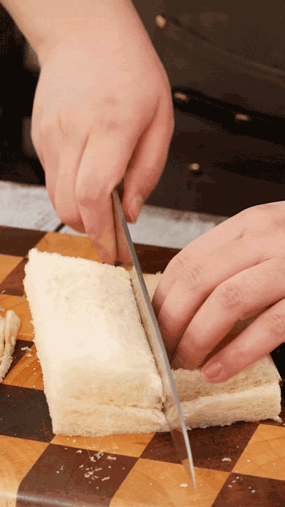 土司改刀去邊，切成適當大小