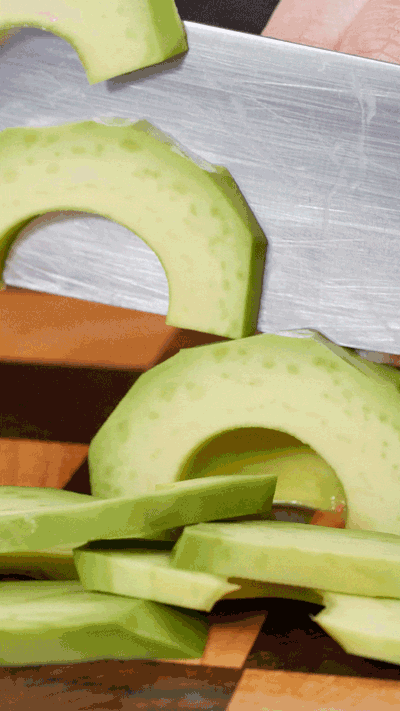 土司表面涂抹橄欖油，烤箱180°烤6 分鐘