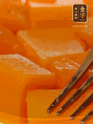 南瓜去皮，一半切塊備用，一半切塊蒸熟，碾成泥