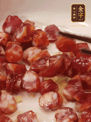 砂鍋熱油，下姜絲、香腸煸香