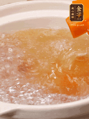 倒入開水、南瓜塊、南瓜泥中火煮5分鐘