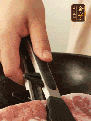 大塊五花肉皮面朝下，烙2-3分鐘