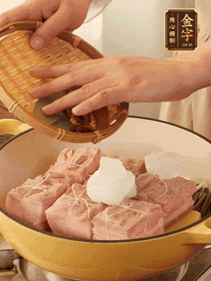 五花肉皮朝下，桂皮、八角、香葉、冰糖、生抽、花雕酒