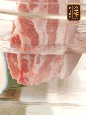 大塊豬五花冷水下鍋，蔥、姜、花雕酒焯水