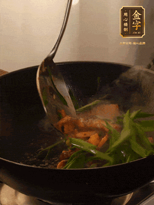 黃豆醬、鹽、糖調(diào)味，淋一圈花雕酒，蒜白先下，蒜葉后下