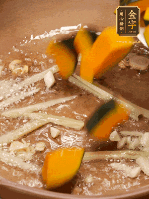 砂鍋倒一層底油，蒜粒、姜絲炒香后，再下南瓜翻炒30秒