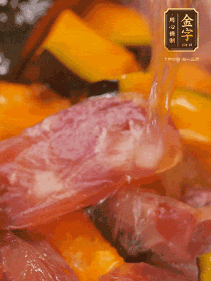 下香腸，倒沒過南瓜的水，加1/2勺鹽、1/2勺白糖、1勺蠔油燜8分鐘