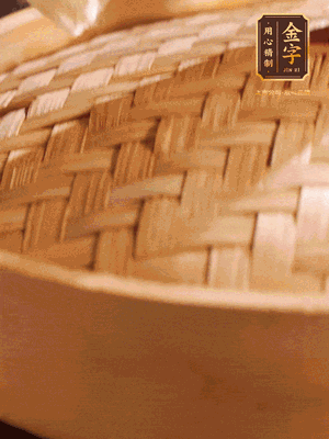 將香腸、醬油肉、臘肉放入蒸容蒸20分鐘