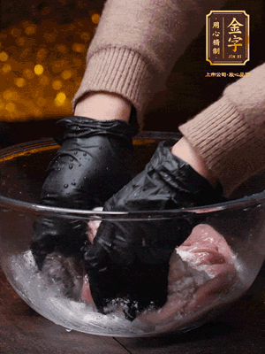 豬肚放入面粉、鹽、白酒，反復(fù)揉搓（重復(fù)3遍），洗掉表面的黏液。再把豬肚翻過來，剪去油脂，一樣反復(fù)揉搓干凈