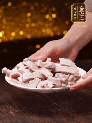豬肚冷水下鍋，姜蔥料酒去腥，水開煮5分鐘，撈出，切小塊。