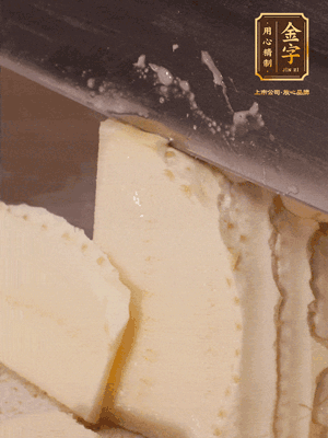 冬筍去殼切片，水開后煮2分鐘焯水
