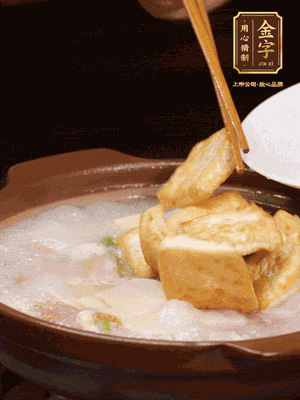 倒入開水大火煮開，轉(zhuǎn)中小火放咸肉，放一點(diǎn)點(diǎn)糖、味精慢燉10分鐘
