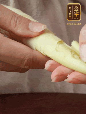 春筍沿著外皮豎著淺劃一刀，剝下外殼，切掉尾部的老根，切滾刀塊。（這個(gè)時(shí)候的春筍最為鮮嫩脆爽，不需要焯水去除澀味）