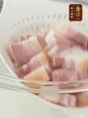 金字淡咸肉、排骨分別加料酒、蔥、姜冷水下鍋焯水，水開撇去浮沫撈出。