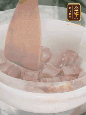 砂鍋內(nèi)咸肉微微煸出香味，再倒入開水。放排骨滾開后轉(zhuǎn)中小火篤30分鐘。（水盡量一次加足，以免中途加水沖淡鮮味。這一步是湯底濃白的關(guān)鍵）