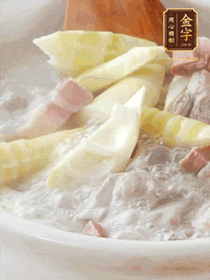 開蓋后放春筍，小火慢篤20分鐘左右，出鍋后盛出。