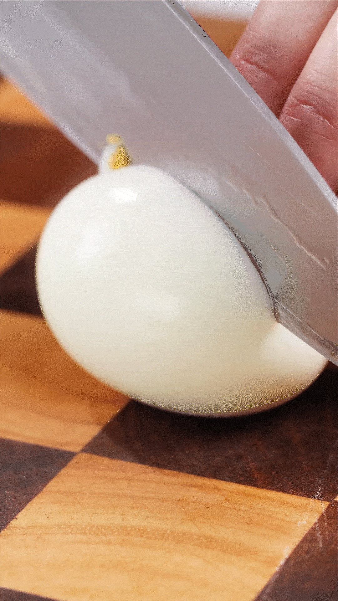 雞蛋煮熟，改刀備用