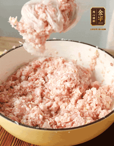 肉丁、咸肉丁、一丟丟鹽、料酒拌勻，反復(fù)摔打上勁。接著加入1兩蔥姜水，反復(fù)拌勻摔打上勁。前后共加3遍。3遍后筍丁，接著反復(fù)摔打上勁。最后加入1個(gè)蛋清、3茶匙生粉拌勻摔打上勁