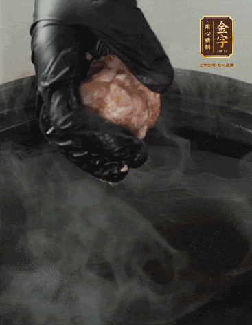 獅子頭摔打至圓潤(rùn)牢固，等水煮開(kāi)后，放獅子頭